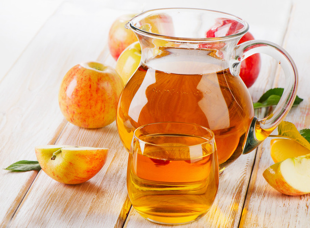 Apple juice and apples - Foto, afbeelding