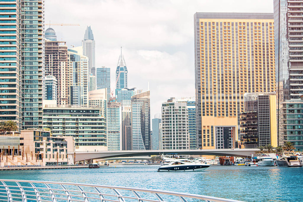 Γραφική θέα σε περιοχή της μαρίνας Ντουμπάι με λιμάνι και ουρανοξύστες. Ανάπτυξη και επενδύσεις σε ακίνητα - Φωτογραφία, εικόνα