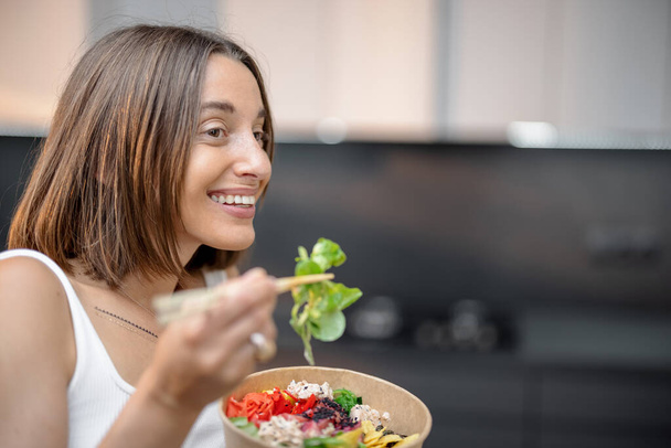 Портрет счастливой женщины со здоровой миской на кухне - Фото, изображение