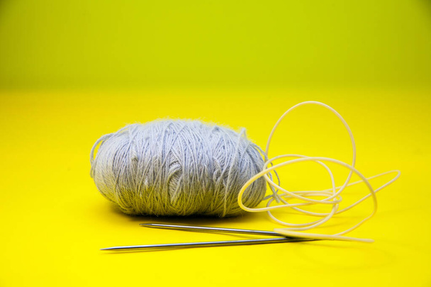 вязание нитей и вязание иголок на желтом фоне - Фото, изображение