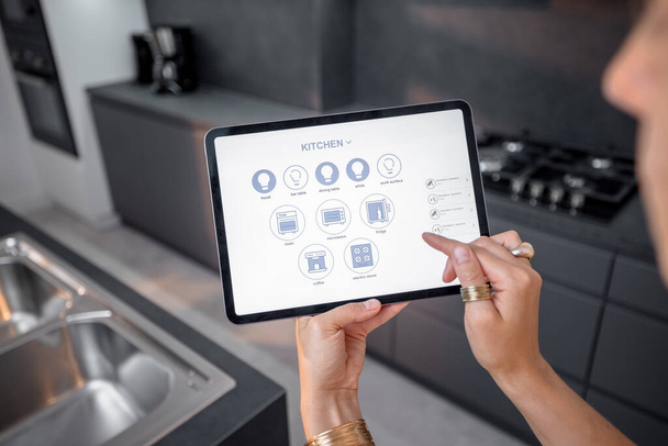 Kontrolling intelligens eszközök egy digitális tablet a konyhában - Fotó, kép