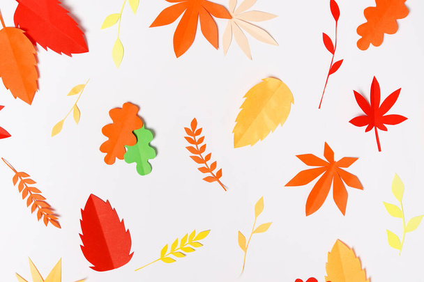 орігамі осіннє листя паперу на білому тлі
 - Фото, зображення