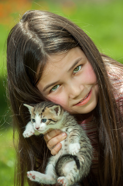 šťastná holčička s malá kočka - Fotografie, Obrázek