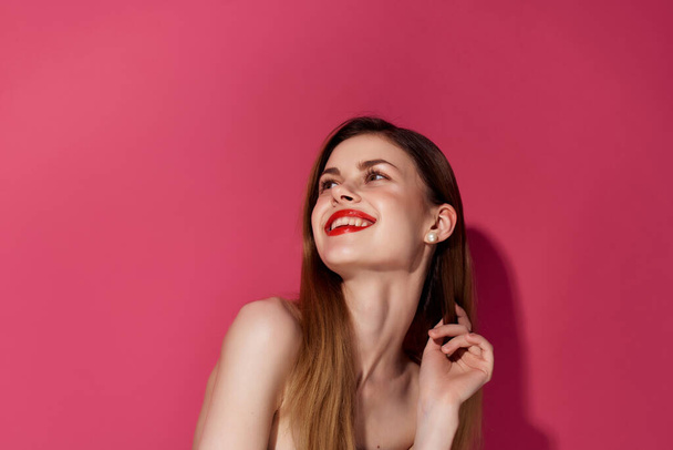 žena červené rty představovat make-up dekorace - Fotografie, Obrázek