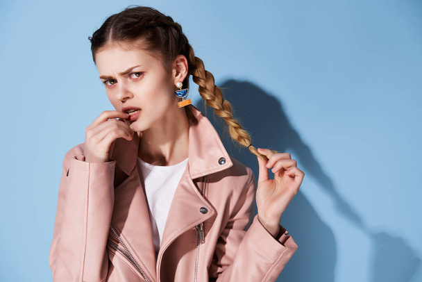 donna emotiva in rosa giacca treccia stile moderno Glamour sfondo blu - Foto, immagini