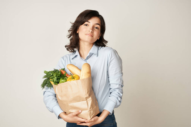 nő élelmiszer csomag háziasszony szupermarket vásárlás - Fotó, kép