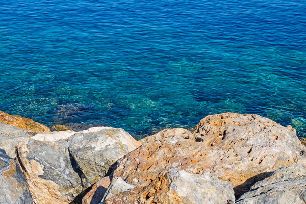 прозрачные и голубые воды Эгейского моря для туристов, которые любят отдых и море летом - Фото, изображение