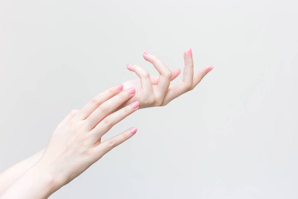 Όμορφη frmale χέρι, θηλυκό χέρι εφαρμογή λοσιόν ή κρέμα χεριών για φροντίδα στο σπα και μανικιούρ έννοια. - Φωτογραφία, εικόνα