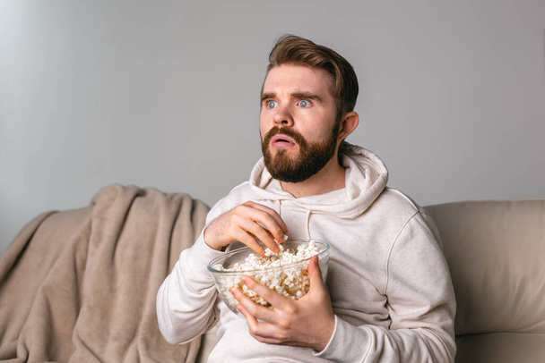 Portrait de gars regardant des séries télévisées en ligne. Cinéma en ligne et concept de service de streaming vidéo. - Photo, image