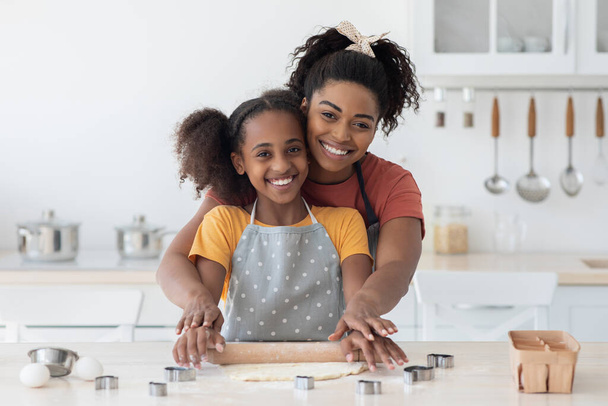Αξιολάτρευτη μαύρη μαμά και παιδί ζαχαροπλαστικής μαζί στο σπίτι - Φωτογραφία, εικόνα