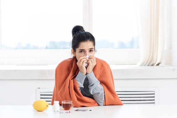 kobieta z lekami na przeziębienie problemy ze zdrowiem cytryny - Zdjęcie, obraz