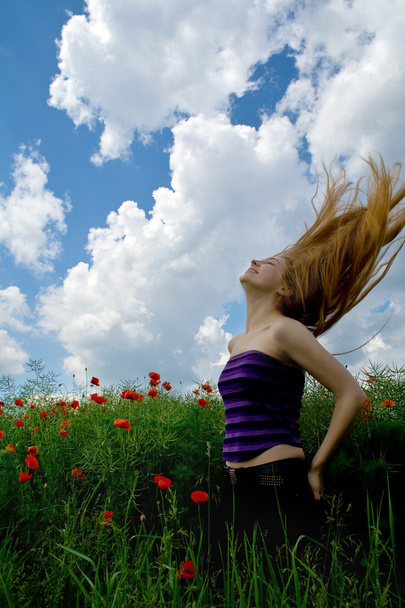 muhteşem yeşil çayır güzel sarışın saçlı kız - Fotoğraf, Görsel