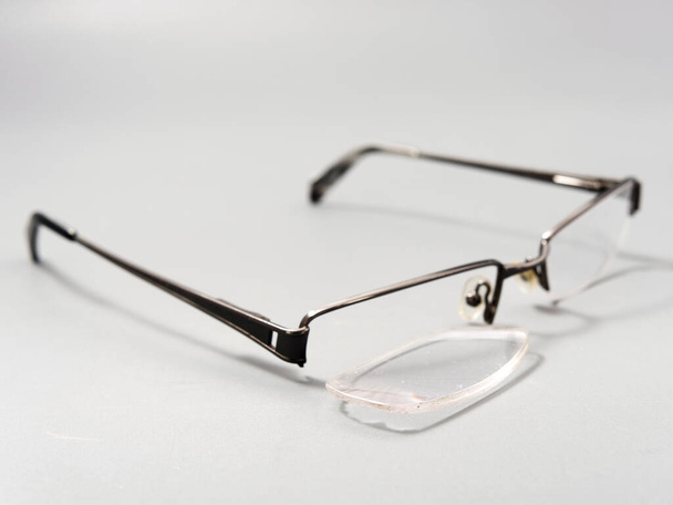 ατυχία σπασμένα γυαλιά έπεσε γυαλί χρειάζονται επισκευή 2021 - Φωτογραφία, εικόνα