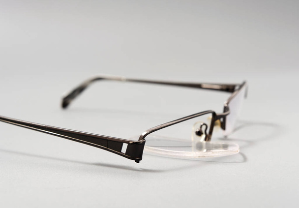 нещастя розбиті окуляри крапле скло потребують ремонту 2021 року
 - Фото, зображення
