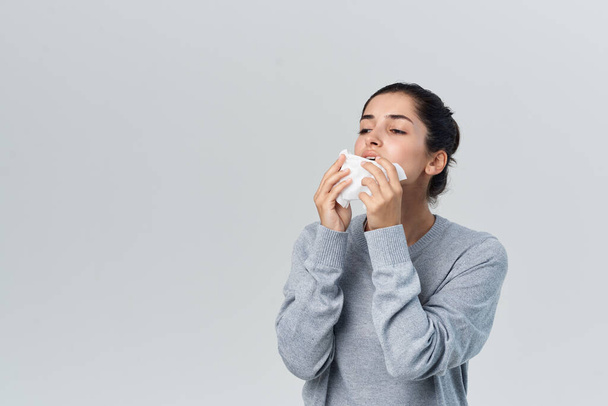 γυναίκα σε γκρι πουλόβερ καταρροή μύτη προβλήματα υγείας λοίμωξη - Φωτογραφία, εικόνα