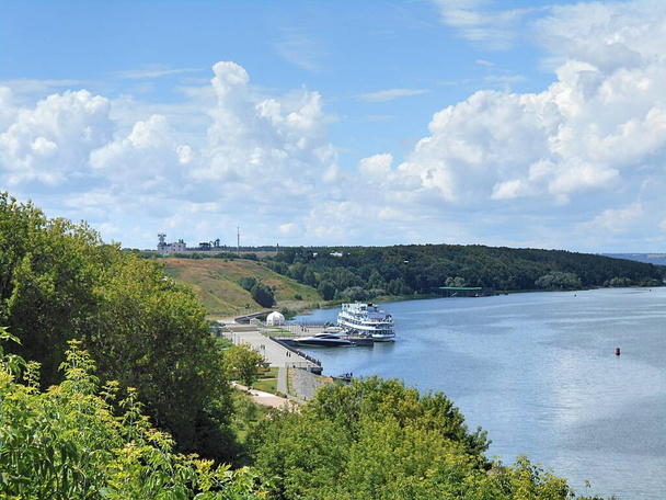 La città di Bolgar Tatarstan Russia. Paesaggio Volga. Nave turistica al molo. Natura. - Foto, immagini
