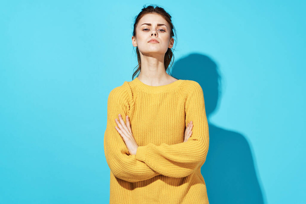 kobieta w żółtym swetrze moda uśmiech studio styl życia - Zdjęcie, obraz