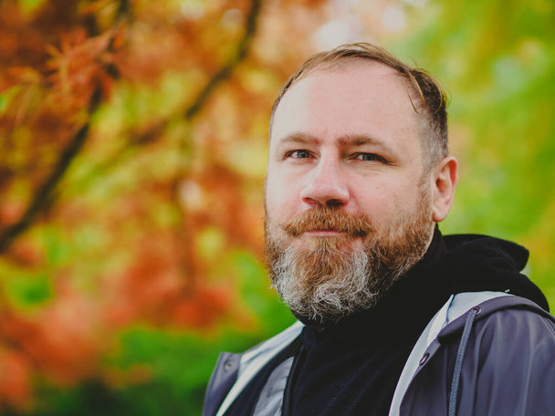 Adult Handsome bearded man outdoors portrait in autumn park. Candid portrait  - Foto, imagen