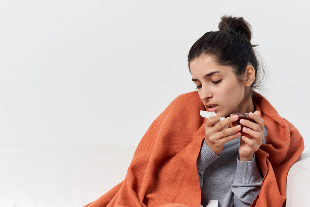 nő ül otthon borított takaró tea hideg kezelés - Fotó, kép