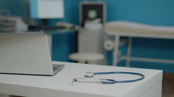 Gros plan du stéthoscope médical sur le bureau dans un espace vide - Séquence, vidéo