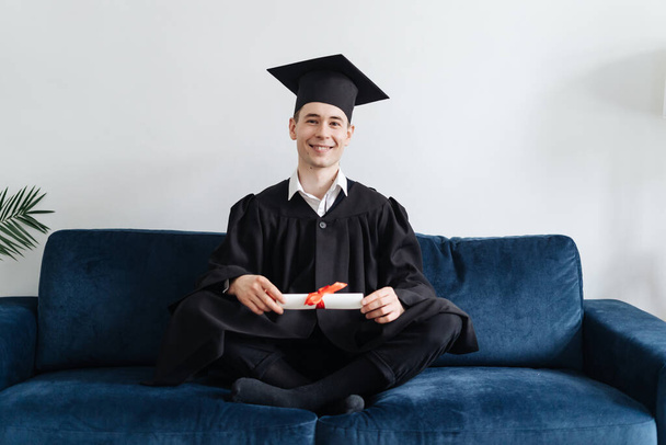 Kavkazský mladý muž se cítí velmi nadšený, že dostane svůj bakalářský titul - Fotografie, Obrázek