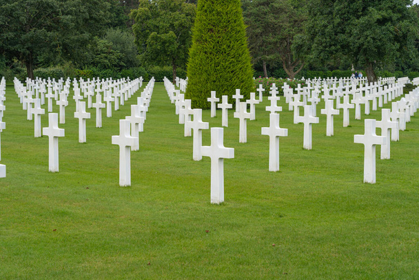 Colleville-Sur-Mer, Γαλλία - 08 03 2021: Normandy American Cemetery and Memorial and the Garden of the Missing - Φωτογραφία, εικόνα