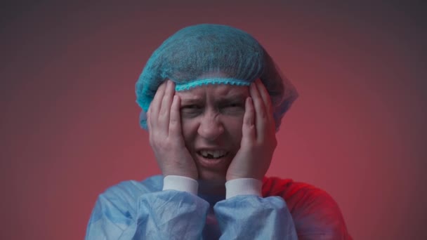 Portrét pohmožděné ženy v lékařských šatech s bičem na obličeji a zuby v nemocnici, dívající se na kameru a pláč, oběti domácího násilí. Stres fena po nehodě na klinice plakat - Záběry, video