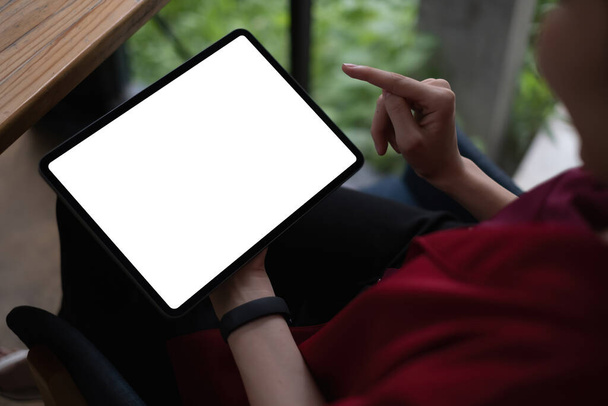 Zakelijke vrouw met digitale tablet. Blanco scherm voor uw reclame - Foto, afbeelding