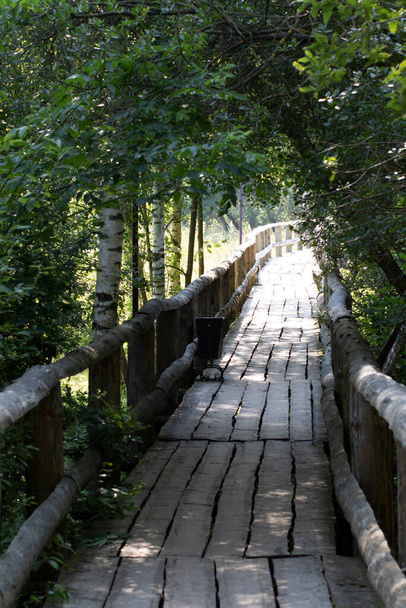 In de buitenwijk van Kirzjach is er in de zomer een dorpsbrug. Centraal Rusland. Prachtig landschap 5 - Foto, afbeelding