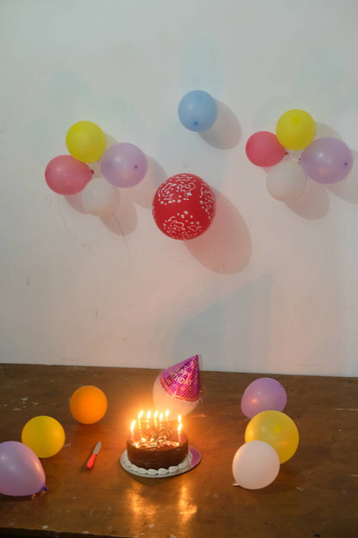 Decoración de celebraciones de cumpleaños con globos de colores y gorra de cumpleaños - Foto, imagen