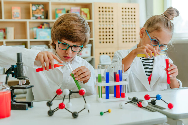 Uczniowie szkoły podstawowej podczas lekcji chemii - Zdjęcie, obraz