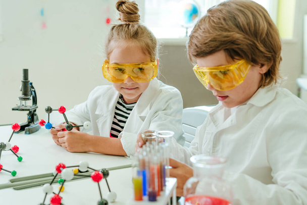 Μαθητές δημοτικού σχολείου κατά τη διάρκεια μαθήματος Χημείας - Φωτογραφία, εικόνα