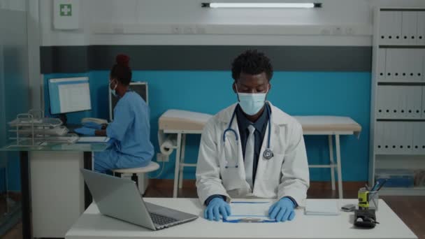 Portret afrykańskiego lekarza patrzącego w kamerę - Materiał filmowy, wideo