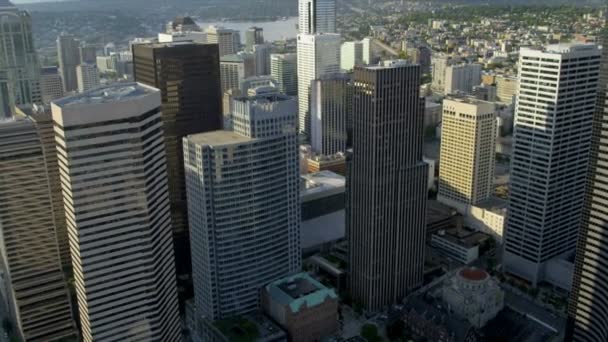 Letecký pohled na města seattle columbia centrum a městská věž v Seattlu, usa - Záběry, video