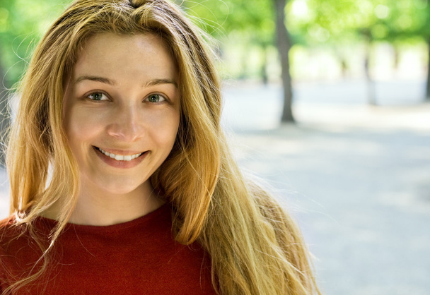 Portrait de jeune femme joyeuse dans le parc
 - Photo, image