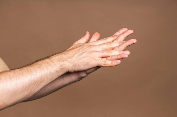 Kézmosás. Férfi kéz mosás kézfertőtlenítő gél szivattyú adagoló a védelem koronavírus és baktériumok, egészségügyi koncepció. Közelkép. - Fotó, kép