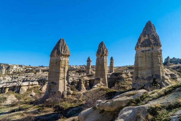 Des organes génitaux masculins ont formé des formations rocheuses dans la vallée de l'Amour près de Goreme, en Cappadoce, en Turquie - Photo, image