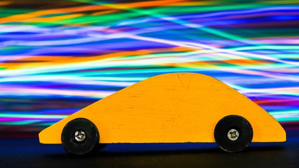 Auto giocattolo in legno giallo con luci da viaggio colorate - Foto, immagini