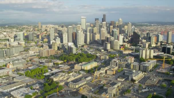aerial finansowej dzielnicy Śródmieście Seattle Queen Anne Hill, USA - Materiał filmowy, wideo