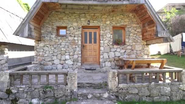 Casa triangular de piedra de dos plantas en el Parque Nacional Durmitor - Imágenes, Vídeo