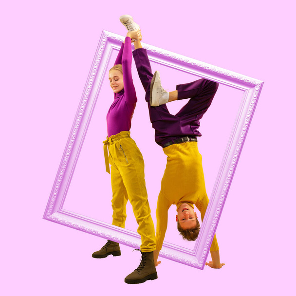 Koláž moderního umění. Dva mladí lidé, muž a žena v retro stylu oblečení pózovat ve velkém rámu - Fotografie, Obrázek