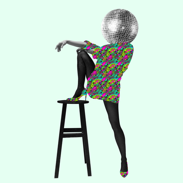 Sanat kolajı. Kafkasyalı genç bir kadın elinde disko topuyla bar taburesinde poz veren renkli ceketli.. - Fotoğraf, Görsel