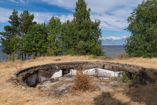 Geschützplatz der Batterie No. 331. Festung "Graues Pferd", Gebiet Leningrad, Russland - Foto, Bild