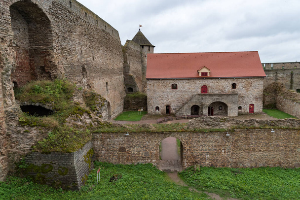Museum in Ivangorod Fortress. It is a former small gunpowder barn of 17 century. The fortress was built in 1492. Ivangorod, Russia - Foto, Imagem