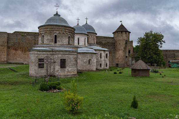 Alte Nikolaikirche und Entschlafungskirche der Gottesmutter auf dem Territorium der Festung Ivangorod, die 1492 erbaut wurde. Iwangorod, Russland - Foto, Bild