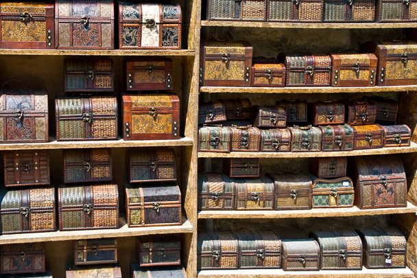Nombreux coffres en bois de différentes couleurs
 - Photo, image