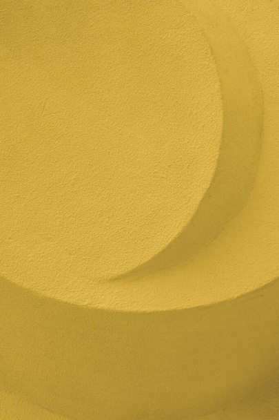 Αφηρημένο πέτρινο γλυπτό τσιμέντο κίτρινο χρώμα. Ανάγλυφη αρχιτεκτονική λεπτομέρεια από τσιμέντο - Φωτογραφία, εικόνα