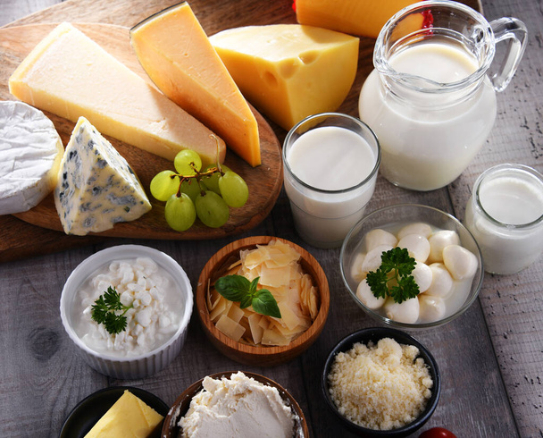 Разнообразие молочных продуктов, включая сыр, молоко и йогурт. - Фото, изображение