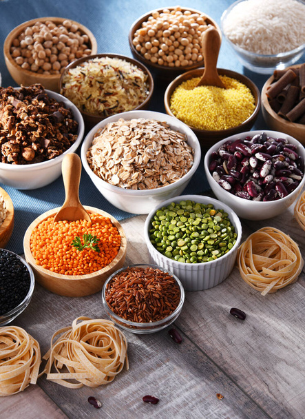 Composición con diferentes tipos de productos alimenticios secos. - Foto, Imagen