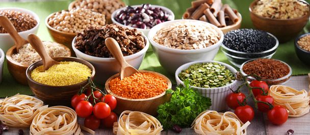 Composición con diferentes tipos de productos alimenticios secos. - Foto, imagen